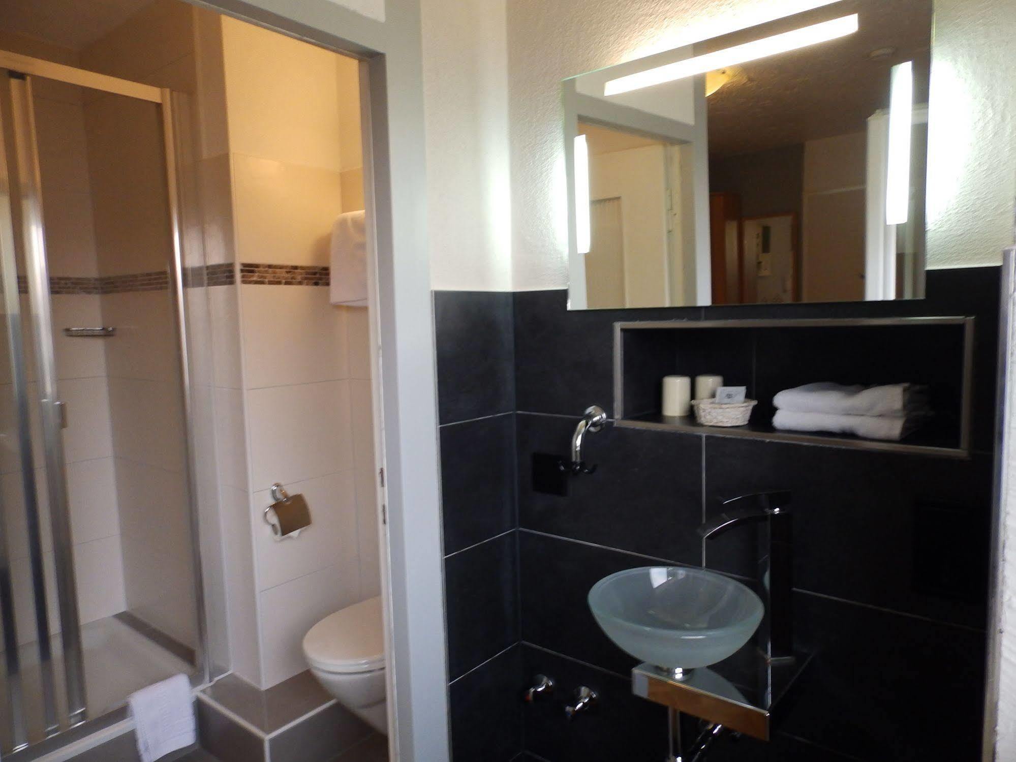 H41 Inn Hotel Garni Freiburg (Adults Only) 贡德尔芬根 外观 照片