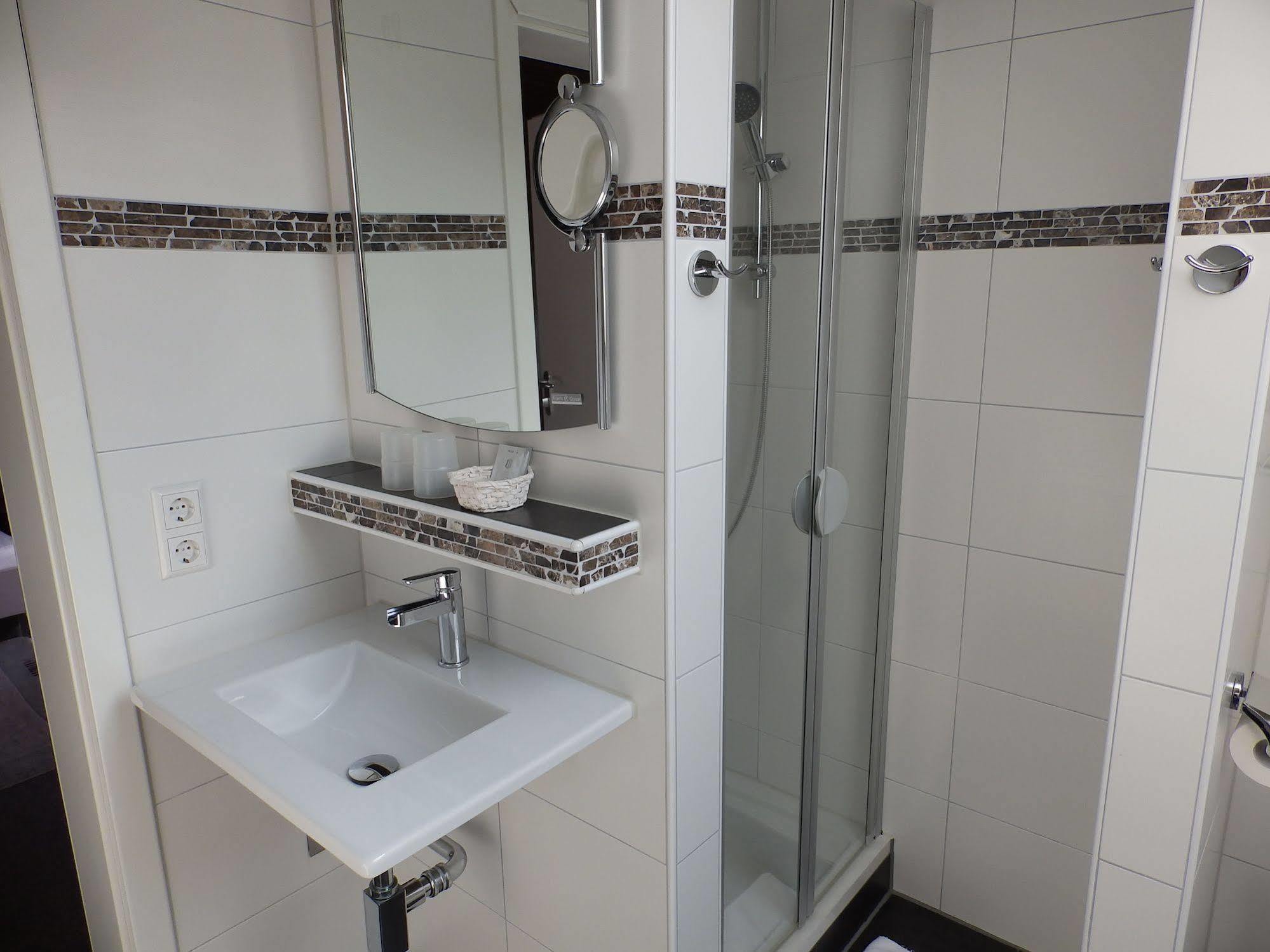 H41 Inn Hotel Garni Freiburg (Adults Only) 贡德尔芬根 外观 照片